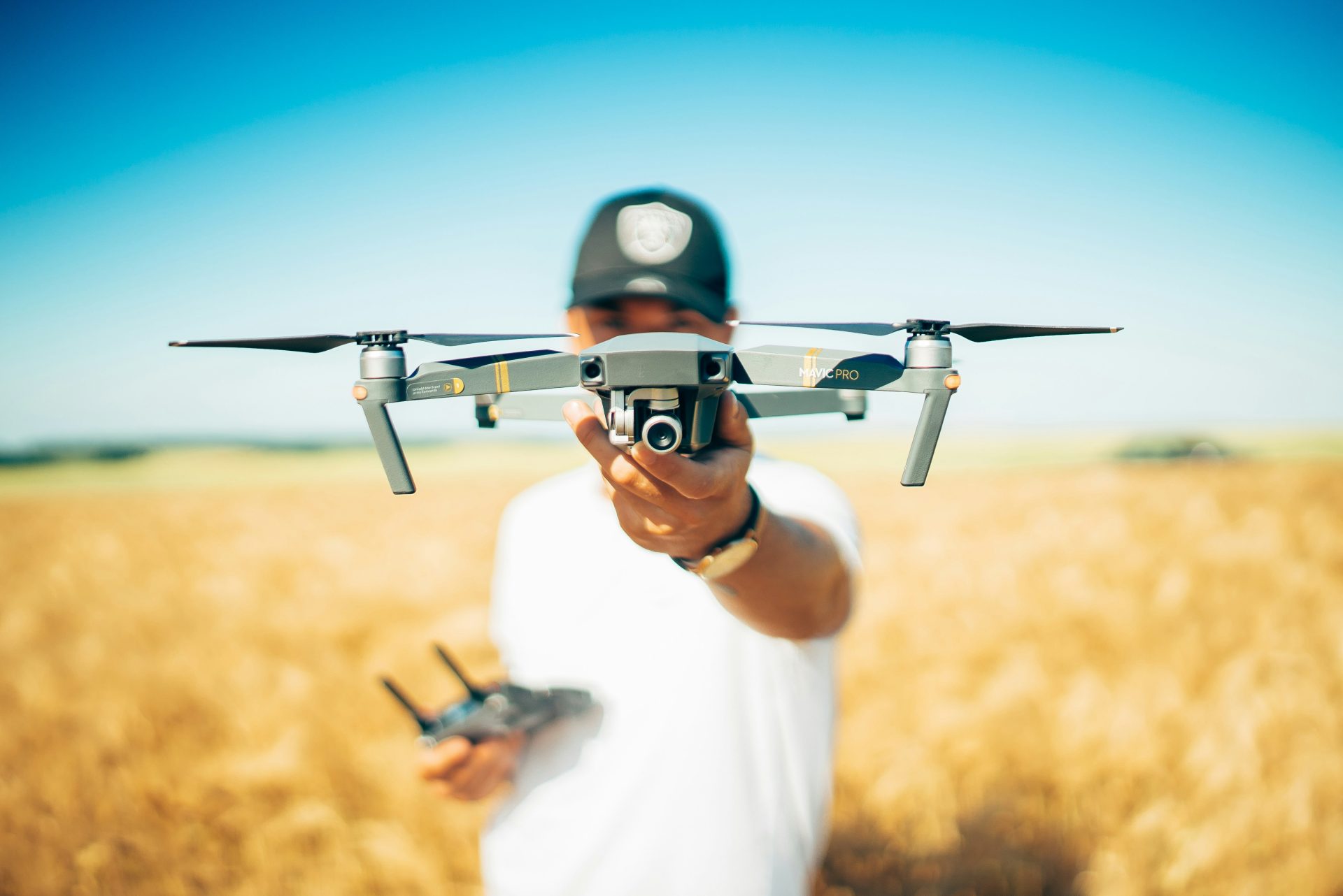 Homme tenant un drone en main