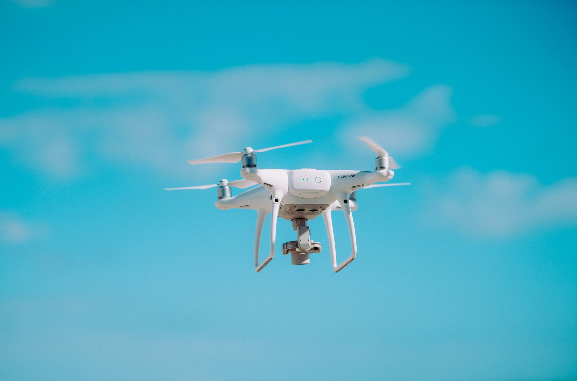 Drone dans le ciel bleu