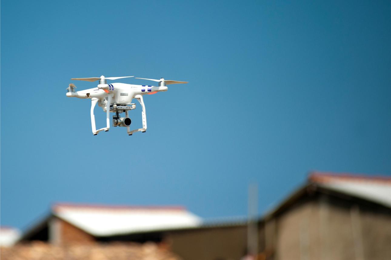 Drone au-dessus des bâtiments