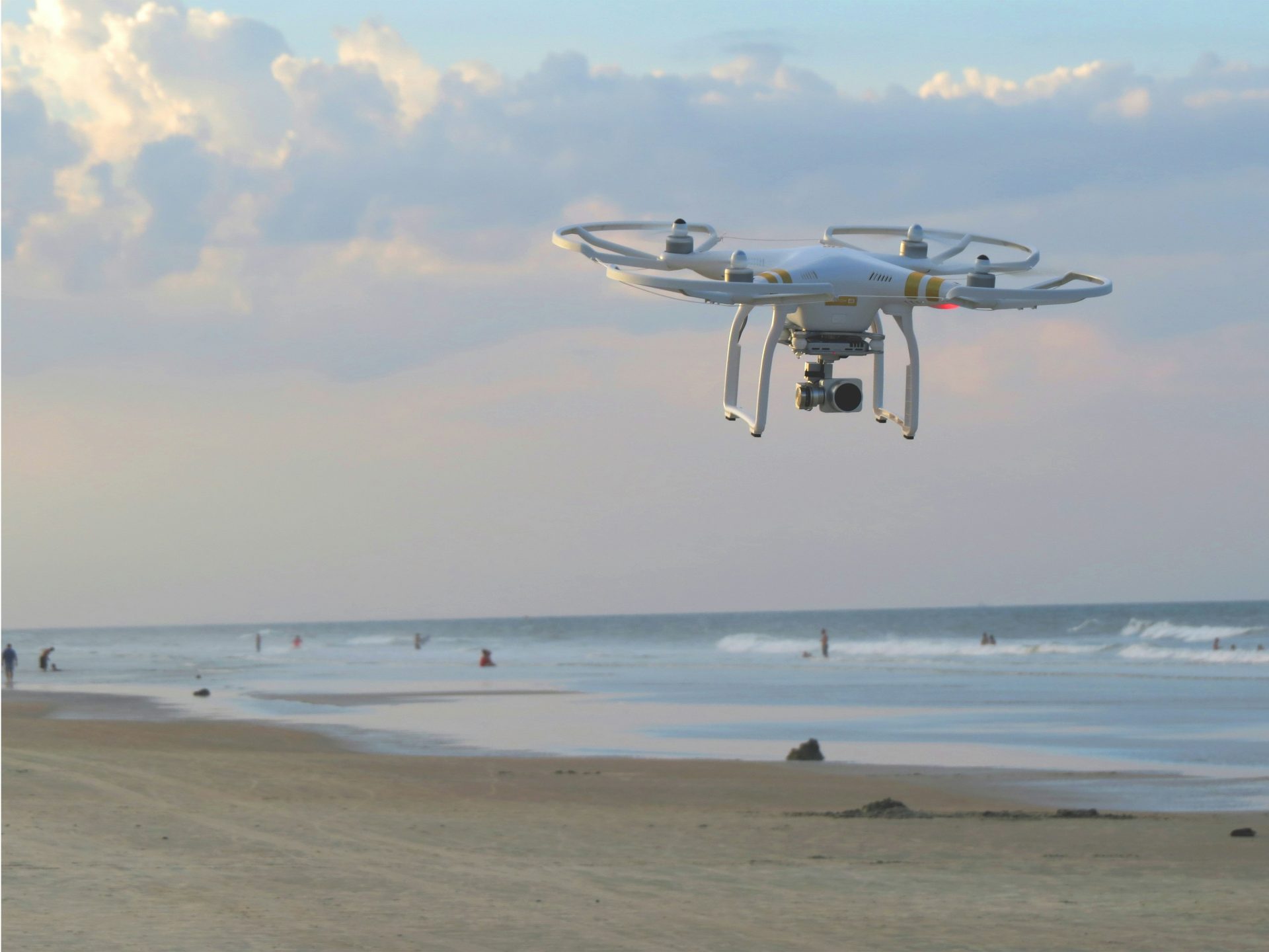 Drone volant au bord de mer